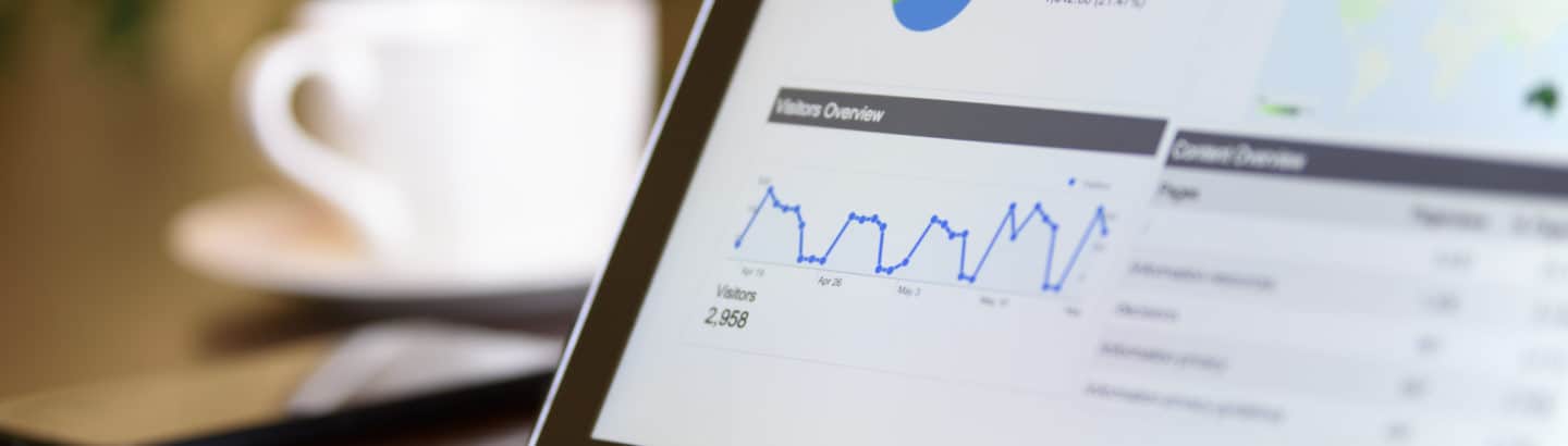 Tablet mit Ergebnisgrafiken der Seo-Uebersetzung